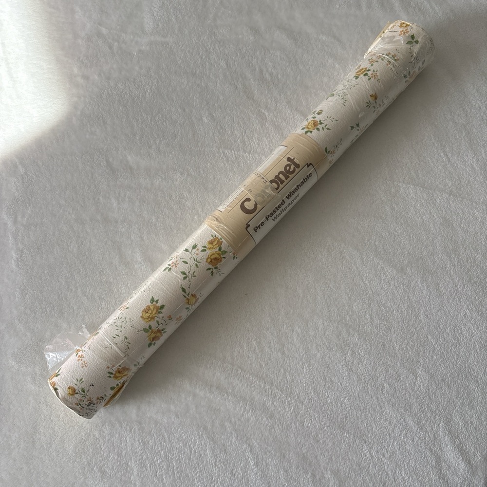 70 sq ft Vintage Floral Coronet Pre-Pasted Washable Wallpaper